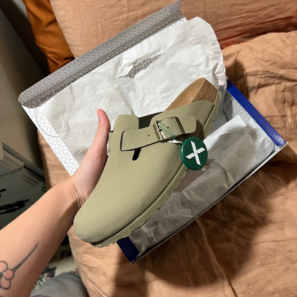 Not for sale, poshmark won’t let me delete